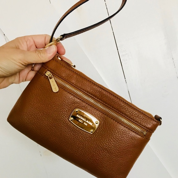 MICHAEL KORS WRISTLET PURSE - Picture 2 of 9